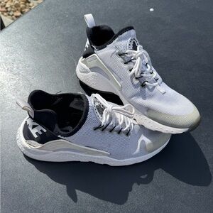 Women’s Nike Air Huarache Shoe Size 8
